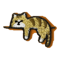 Chat tigré allongé