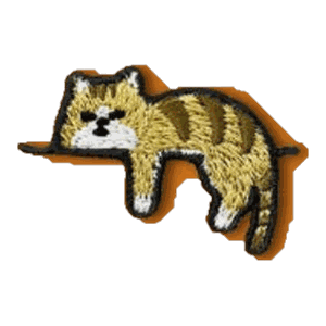 Chat tigré allongé