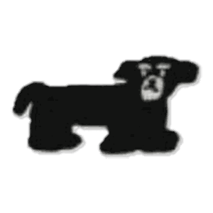 Chien noir allongé